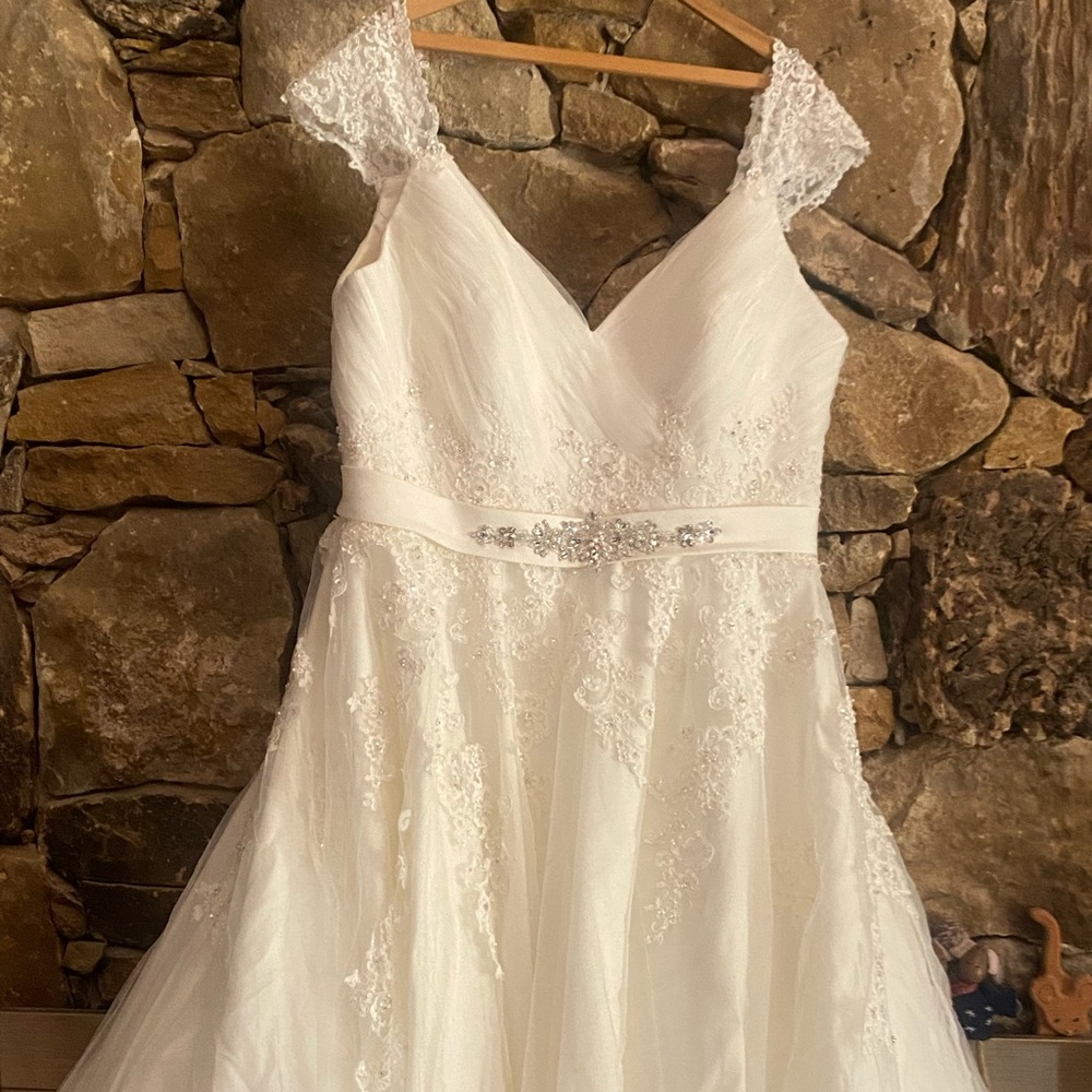 Beautiful Beaded Allure Bridal Size 20 Ivory Wedding Dress